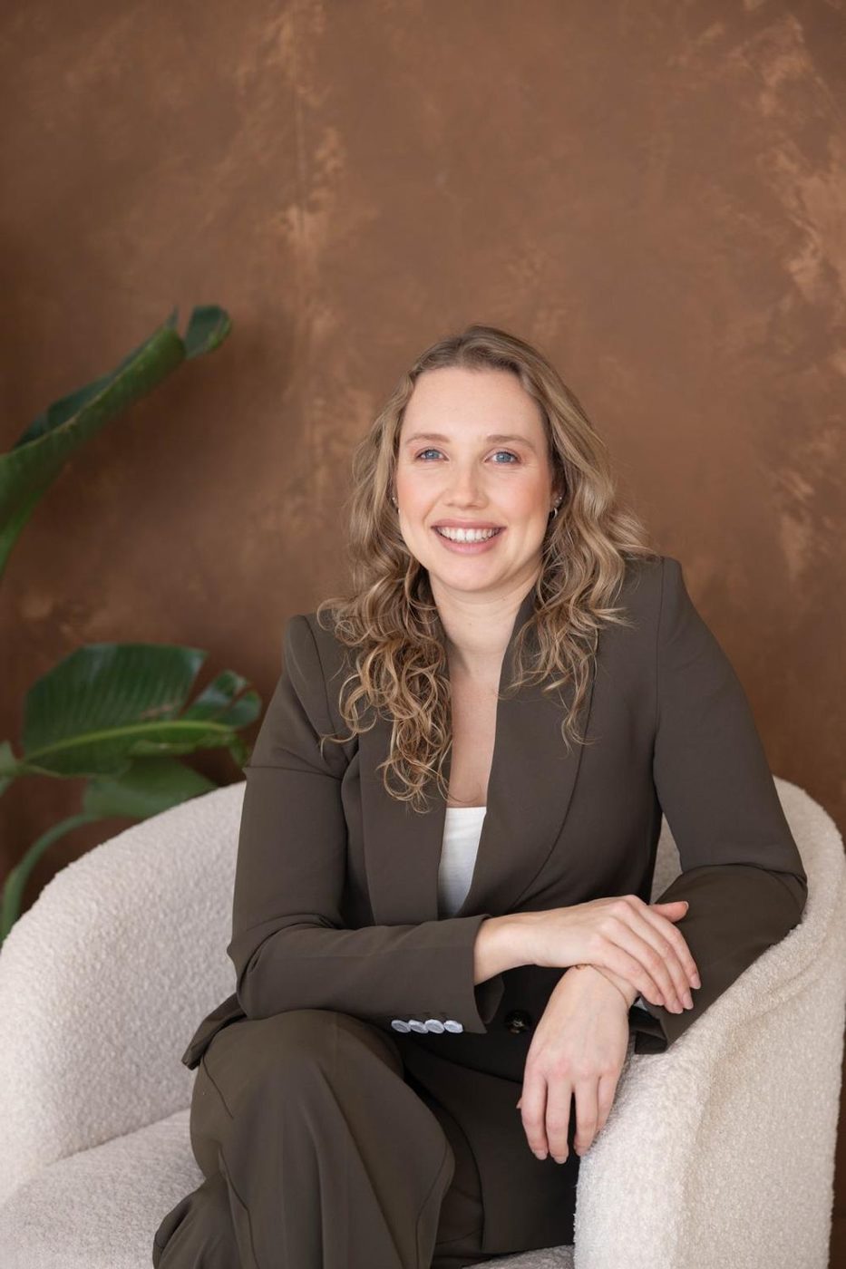 Debra Bekker in een fauteuil