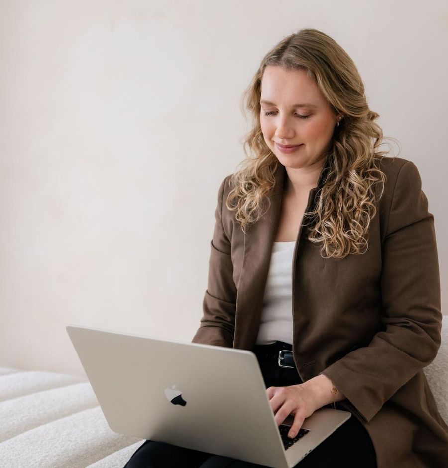 Debra Bekker werkt op haar laptop