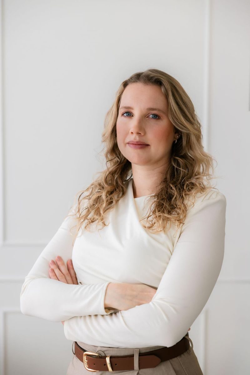 Debra Bekker met de armen over elkaar